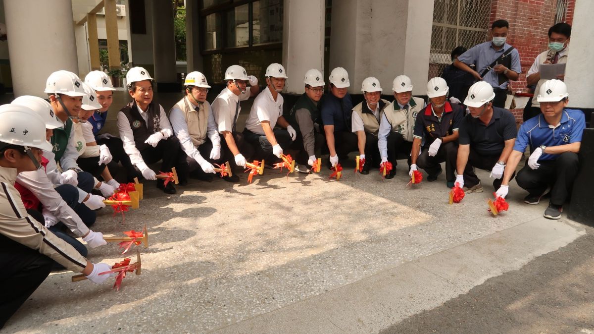 ▲台南市長黃偉哲主持建興國中歷史建築校舍修復工程動槌（圖／台南市教育局提供）