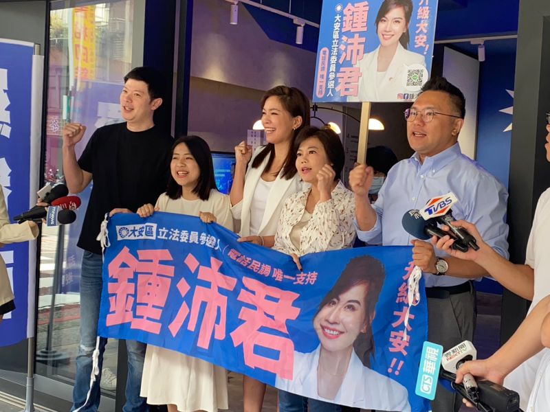 ▲鍾沛君今上午在徐巧芯、李柏毅、游淑慧與張斯綱等人陪同下,率先到台北市黨部領表登記大安區立委初選。(圖/記者翁子竣攝,2023.04.18)