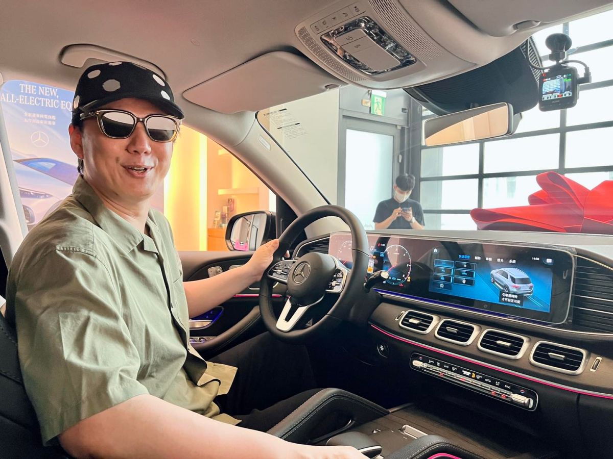 ▲金曲歌王蕭煌奇在臉書PO出牽新車照，笑問：「誰要當我第一個乘客呢？」自嘲地獄哏讓4萬人笑瘋。（圖／翻攝蕭煌奇臉書）