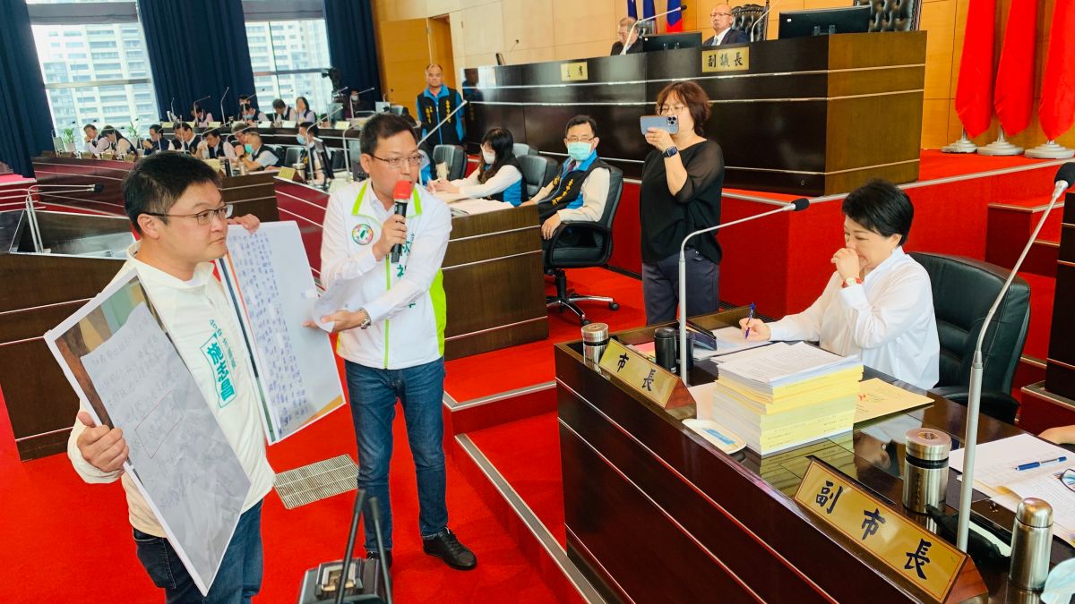 ▲林祈烽拿出孩子坦承做偽證、想輕生的字條，要求正視師長霸凌事件，盧秀燕眉頭深鎖。（圖／記者顏幸如攝，2023.04.18）