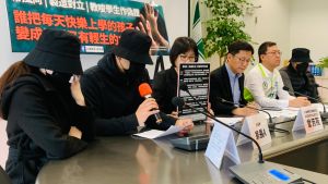 師遭控霸凌 盧秀燕感慨「你們都是孩子一生最重要的人」 ▲家長沈痛控訴老師霸凌,導致孩子產生輕生念頭。(圖/記者顏幸如攝,2023.04.18)