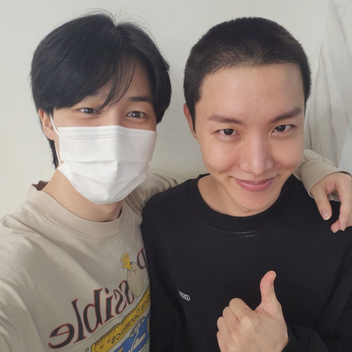 ▲BTS（防彈少年團）成員j-hope（右）入伍服役，Jimin公開平頭合照。（圖／Weverse）