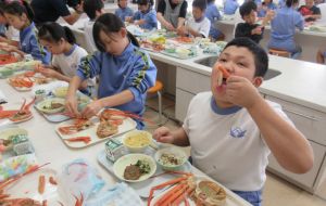 ▲日本富山縣射水市學童營養午餐大啖紅松葉蟹，讓人看了好羨慕。（圖／翻攝日本農林水產省官網）
