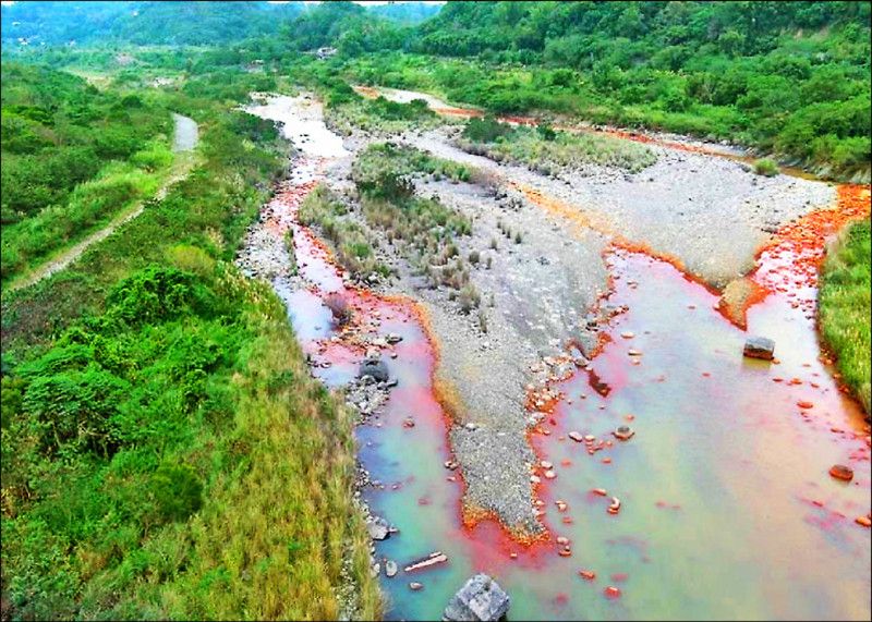 ▲苗栗縣中港溪下游河床，遭強酸廢液污染染紅。（圖／翻攝畫面）