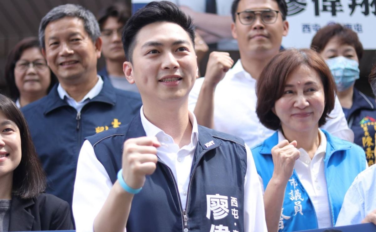 ▲國民黨副發言人廖偉翔，在母親市議員黃馨惠陪同下完成黨內登記。（圖／廖偉翔提供，2023.04.18）