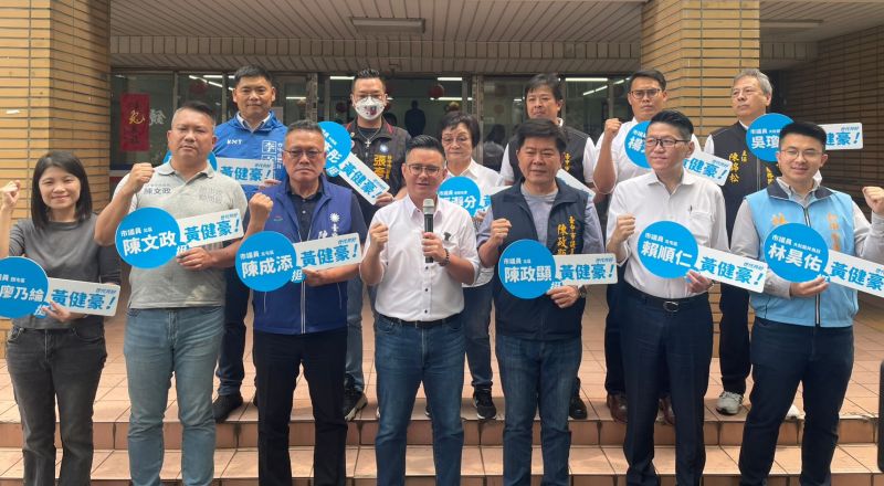 ▲黃健豪在多位市議員陪同下,到國民黨台中市黨部辦理登記。(圖/黃健豪提供,2023.04.18)