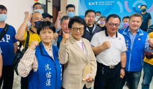 台中版芯費戰開打 花美男連線2人今登記1人未現身 ▲沈智慧昨天在妹妹沈佑蓮陪同下進行登記,但資料不齊待補件。(圖/記者顏幸如攝,2023.04.18)