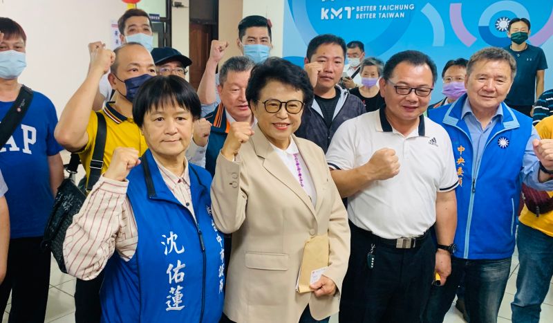 ▲沈智慧昨天在妹妹沈佑蓮陪同下進行登記,但資料不齊待補件。(圖/記者顏幸如攝,2023.04.18)