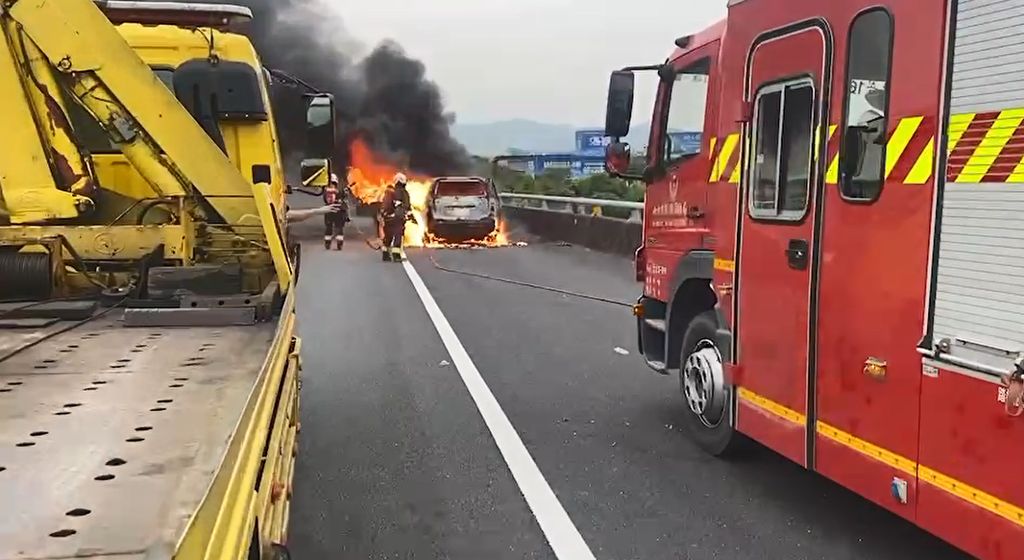 ▲國1高架北上突發生一起火燒車事故。（圖／翻攝畫面）