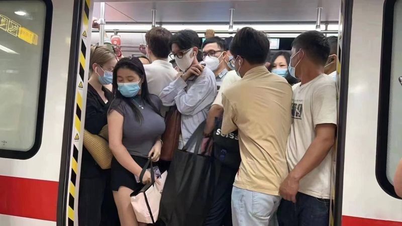 ▲近期就有一張照片在香港論壇瘋傳引發熱議，因為一位眼鏡哥在擁擠車廂中化身漫威英雄「黑豹」，不但保護了自己，也顧及一旁身材豐滿的女性乘客。（圖／翻攝香港論壇）