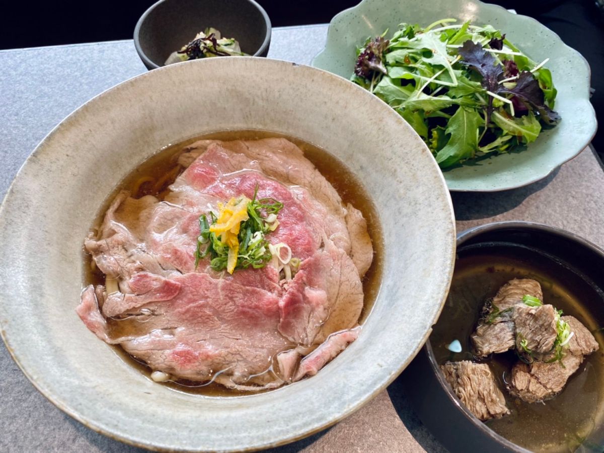 ▲和牛研究室以近江和牛女王、太陽王和牛尾崎牛打造「和牛定食」，大啖和牛味噌朴葉燒、和牛飛魚煮干拉麵等名物；更回應鐵粉敲碗，開賣隱藏版菜單「豪華和牛牛排吐司」。（圖／記者蕭涵云攝）