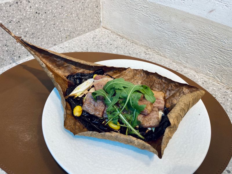▲濃郁辛口風味的和牛味噌朴葉燒，相當下飯，1,780元。（圖／記者蕭涵云攝）