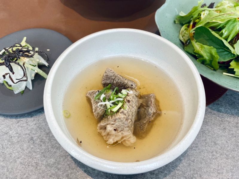 ▲定食皆附日式漬菜、牛高湯、沙拉、一見鍾情米、甜點。（圖／記者蕭涵云攝）