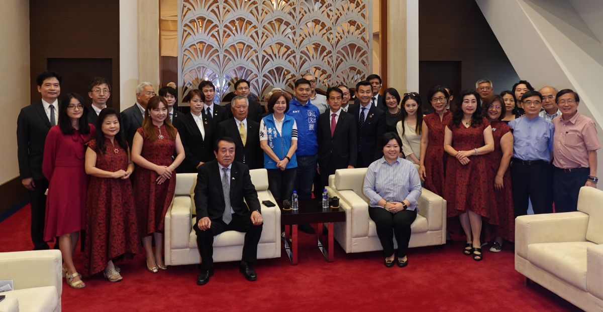 ▲宮崎縣議會日台友好議員聯盟一行，今(18)日由會長星原透帶領拜會台中市議會，由顏莉敏副議長接待。（圖／台中議會提供）