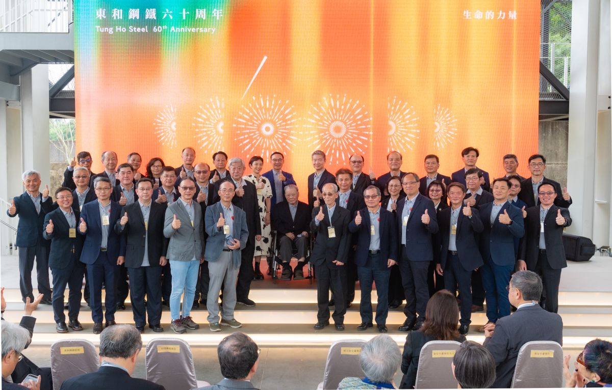 ▲東和鋼鐵董事會成員、經營團隊與主要投資事業董事長、總經理及東鋼文化基金會侯王董。（圖/品牌提供）