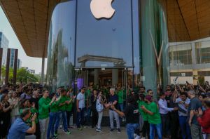 影／印度首家蘋果實體店開幕！庫克看好印度市場　果粉興奮自拍

