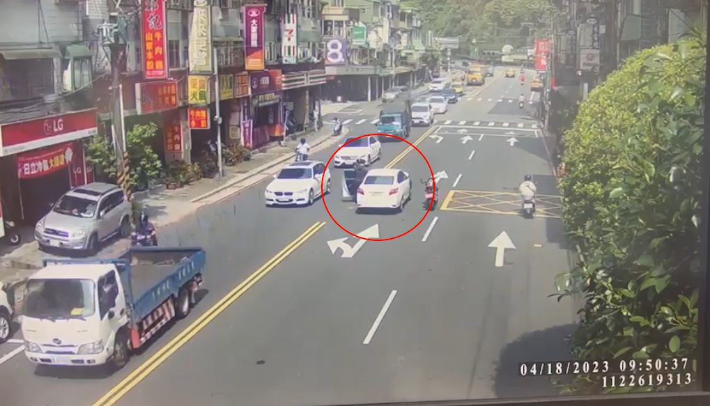 ▲新店區北宜路二段13號前，今（18）日發生一起行車糾紛。（圖／翻攝畫面）