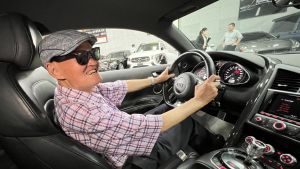 74歲李炳輝拚了！「燦笑簽新車」大玩地獄哏　親邀蕭煌奇一起車聚
