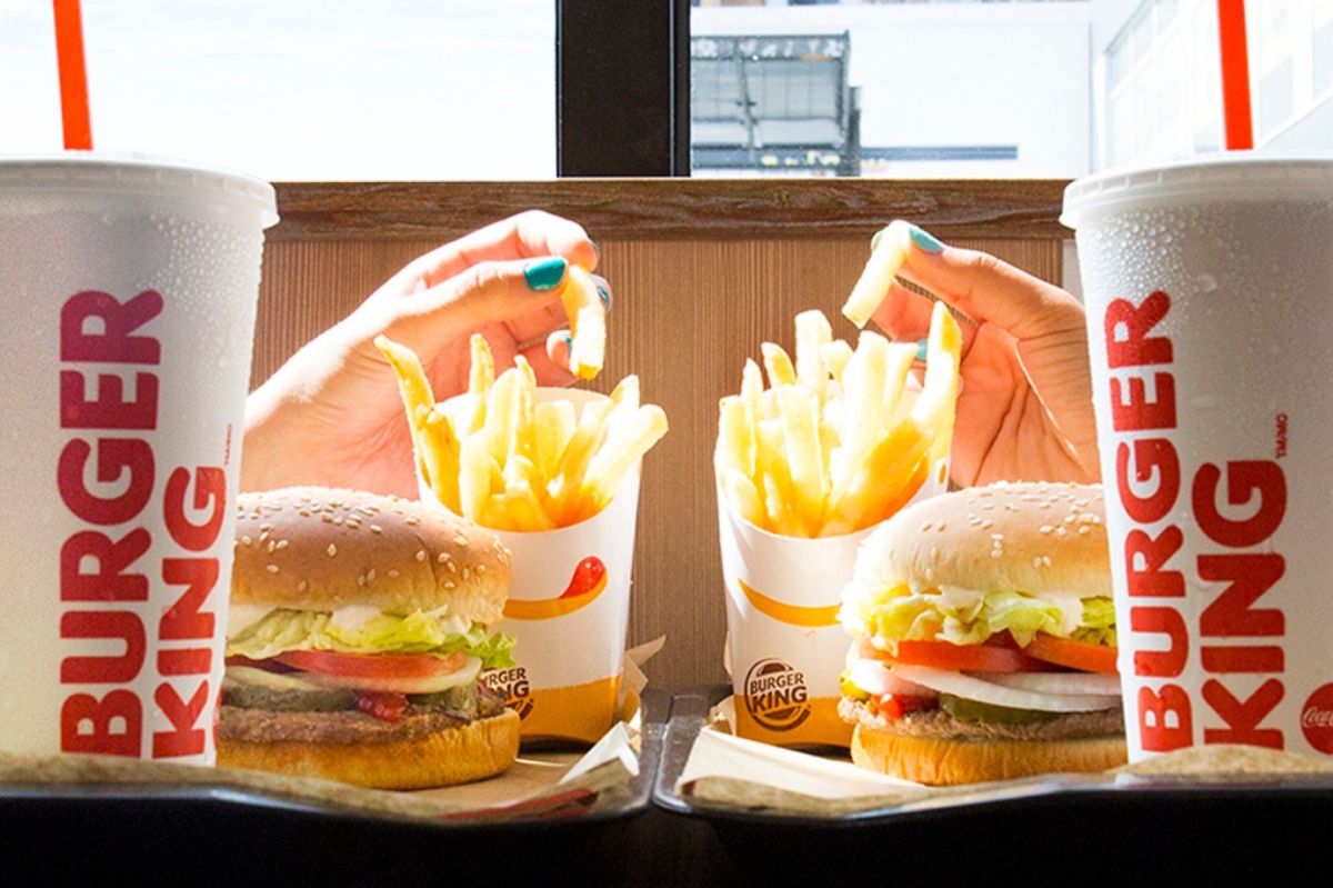 ▲全民共享現金6000元引爆速食戰！漢堡王再發出普發大優惠、勞動月優惠，加上原先的江湖救急優惠券，超狂15款「買1送1」。（圖／漢堡王提供）