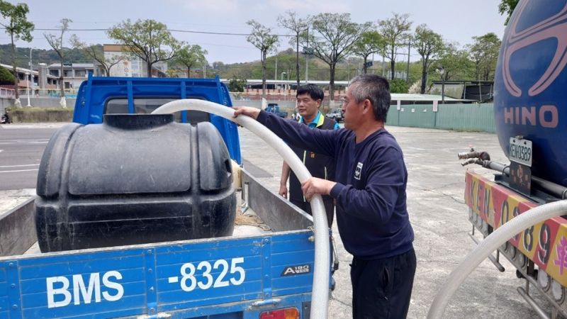 ▲南台灣因久旱不雨，台南市長黃偉哲派水車協助農民灌溉。（圖／作者提供）