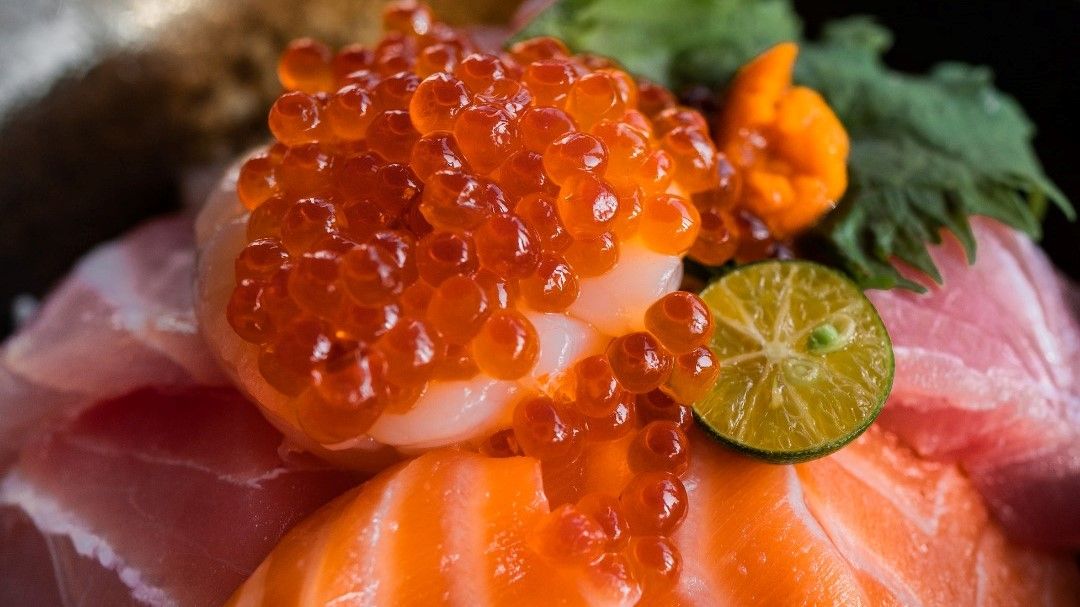 ▲「最狂員餐」普橘島推出豪華生魚片丼飯，集結鮪魚、旗魚、鮭魚、海膽、干貝、鮭魚卵6種高檔食材。（圖／普橘島）