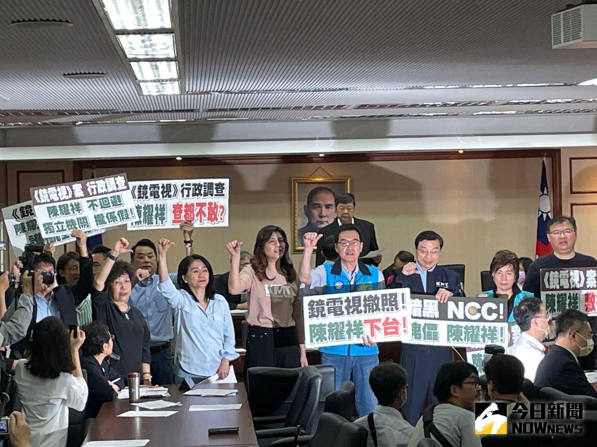 ▲國民黨團發動甲級動員，並提出程序發言，再次舉牌要求陳耀祥下台。（圖／記者黃仁杰攝,2023.04.19）