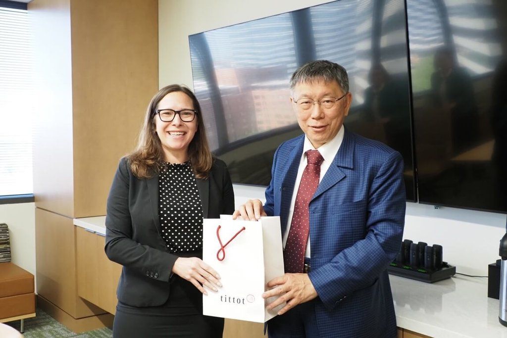 ▲台灣民眾黨主席柯文哲（右）13日於美國在台協會（AIT）華盛頓總部與AIT主席羅森柏格（左）會晤。（圖／柯文哲辦公室提供）