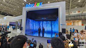 ▲群創在Touch Taiwan 2023以全場唯一270度三面環景「無限拼接AM miniLED公眾顯示器」揭開序幕。（圖／記者許家禎攝）