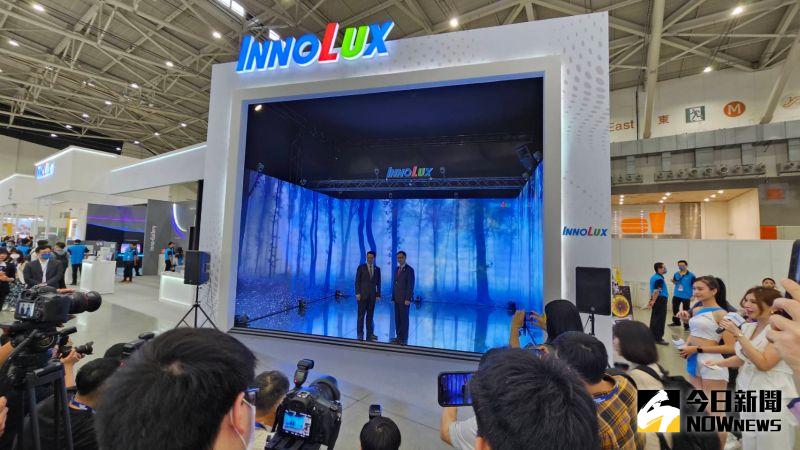 ▲群創在Touch Taiwan 2023以全場唯一270度三面環景「無限拼接AM miniLED公眾顯示器」揭開序幕。(圖/記者許家禎攝)