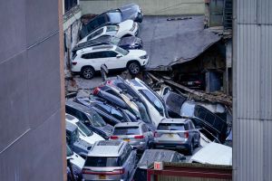 影／像地震一樣！紐約曼哈頓停車場突崩塌、車輛層層疊　釀1死5傷
