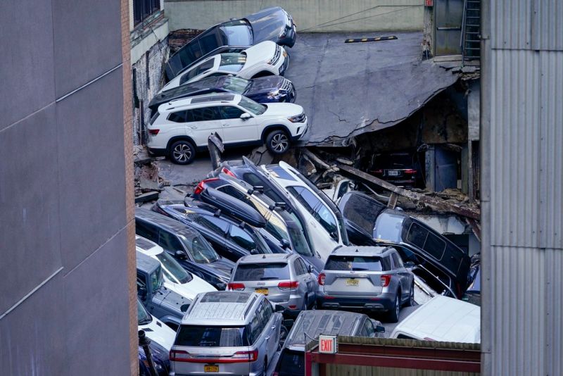 ▲紐約曼哈頓下城立體停車場突然崩塌。（圖／美聯社／達志影像）