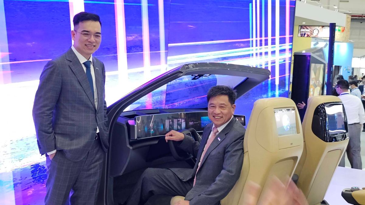 ▲Touch Taiwan 2023智慧顯示展覽會今（19）日登場，友達在主舞台上秀出智慧座艙相關顯示器應用。圖右為董事長彭双浪，圖左為總經理暨執行長柯富仁。（圖／記者許家禎攝）