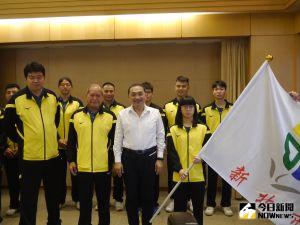侯友宜於市政會議前為新北全中運代表隊授旗並合影。(圖 /記者吳嘉億攝,2023.04.19) ▲侯友宜於市政會議前為新北全中運代表隊授旗並合影。(圖 /記者吳嘉億攝,2023.04.19)