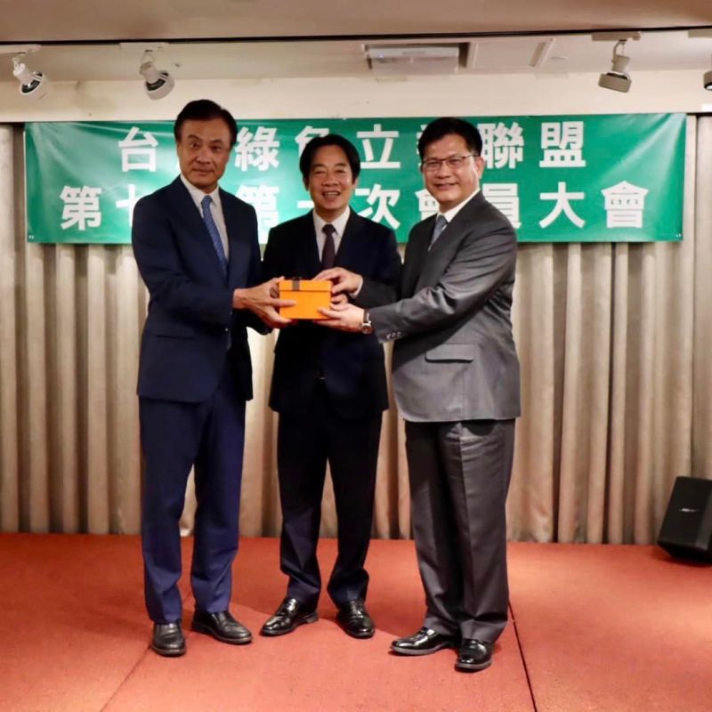 ▲林佳龍在賴清德監交下,由蘇嘉全手中接下台灣綠色立委聯盟理事長職務,誓言繼續推動「鞏固台灣」等工作。(圖/翻攝自林佳龍臉書)