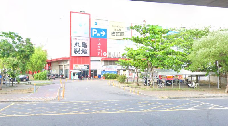 ▲家樂福斗六店上午9時因不明原因停電。(圖/翻攝自GoogleMap)