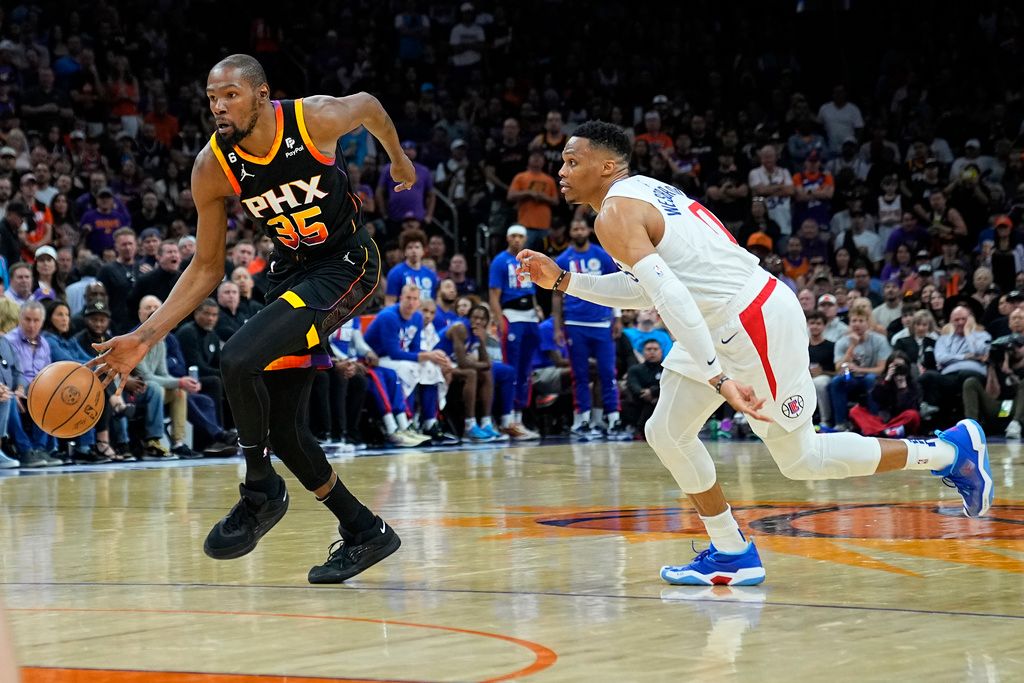 ▲Kevin Durant和Russell Westbrook在首次在季後賽對決，G2賽後兩人還在球員通道相擁互道祝福。（圖／美聯社／達志影像）