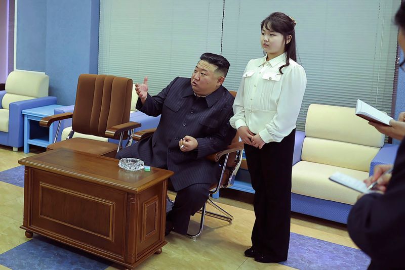 ▲北韓領導人金正恩日前表示，北韓第1顆軍用偵查衛星已打造完成，他將「如期」發射這顆衛星。（圖／美聯社／達志影像）