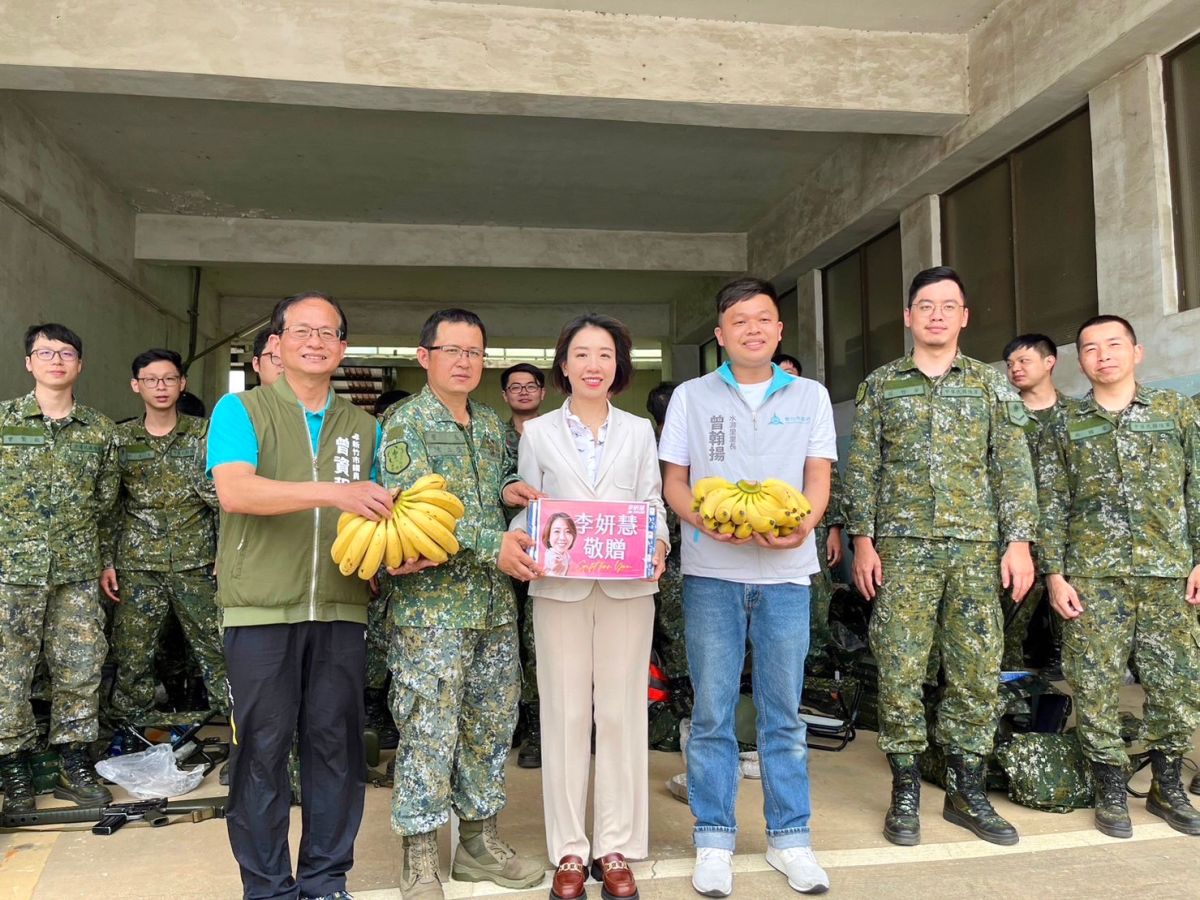 ▲李妍慧前議員、新竹市議員曾資程、水源里長曾翰揚上午前往教召現場致贈福利品，為國軍幹部與教召夥伴加油打氣。（圖／李妍慧提供）