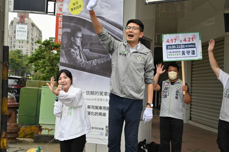▲黃守達邀請太陽花戰友台北市議員吳沛憶,陪他一起站路口。(圖/黃守達提供,2023.04.19)