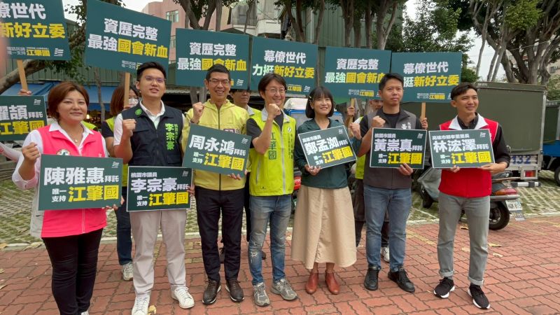 ▲江肇國由曾擔任幕僚的台中市議員周永鴻等人陪同拜票。(圖/江肇國提供,2023.04.19)