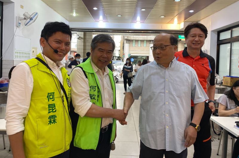 ▲前台中市長胡志強吃肉圓時,巧遇拜票中的何敏誠父子。(圖/何昆霖提供,2023.04.19)