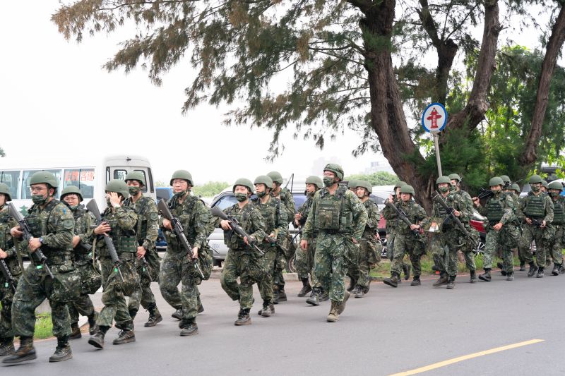 ▲為加強戰力訓練，國防部將召集女性後備軍人。軍方人士今天表示，首梯的女性受召人員明天將於桃園八德一帶的戰術位置報到，進行為期5天專長複訓，訓練課程比照男性，包括行軍以及戰鬥教練。(圖／NOWnews資料照)