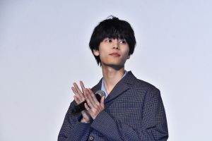 一級男神把便利商店塑膠袋當時尚包包!裝手機錢包鑰匙 用爛才丟
