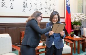 蔡英文接見AIT主席羅森柏格,期盼強化台美關係。 ▲蔡英文接見AIT主席羅森柏格,期盼強化台美關係。(圖/總統府提供)