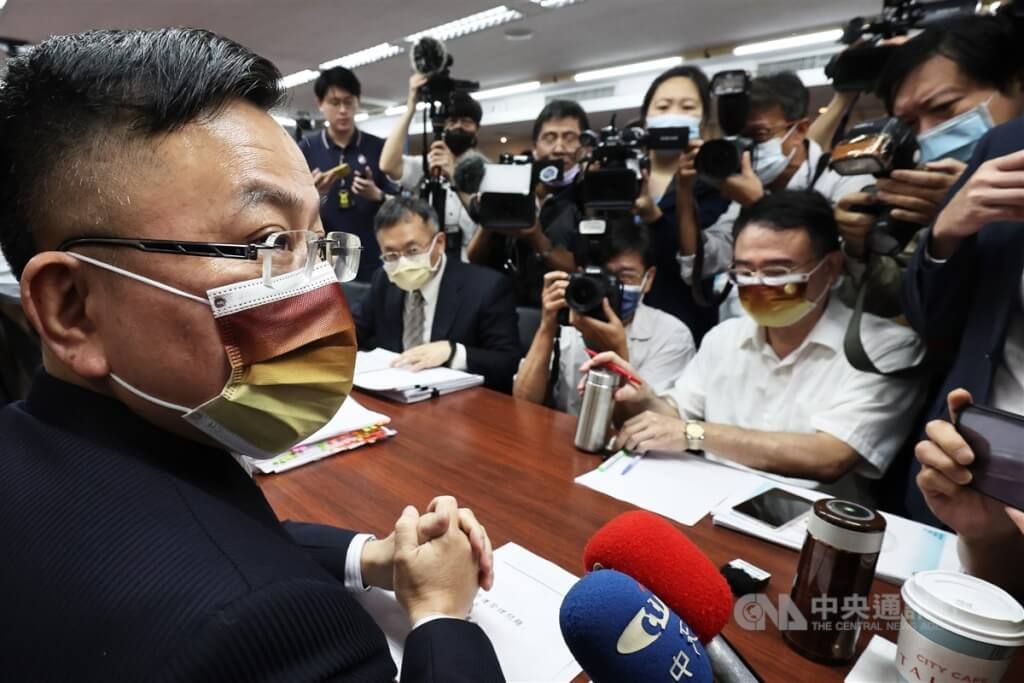 ▲立法院交通委員會19日上午邀請國家通訊傳播委員會（NCC）主委陳耀祥（左）列席，就「鏡電視申設及營運管理問題」進行專題報告，吸引大批媒體關注。中央社記者趙世勳攝 112年4月19日