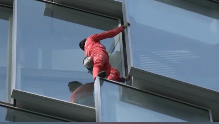 ▲現年60歲的「法國蜘蛛人」羅伯特攀爬38層樓高的建物，聲援反對法國總統馬克宏的年改制度示威者。（圖／翻攝自推特＠frenchspiderman）