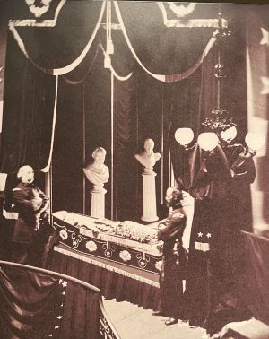 ▲1865年4月24日林肯出殯時的照片，是唯一流出的一張現場紀實，當時第一夫人瑪麗對這張照片感到不悅，認為對死去的總統不敬。照片輾轉於1952年在林肯手下將軍的子孫家中發現。（圖／邱師儀拍攝）