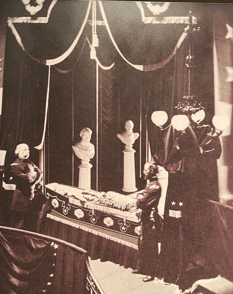 ▲1865年4月24日林肯出殯時的照片,是唯一流出的一張現場紀實,當時第一夫人瑪麗對這張照片感到不悅,認為對死去的總統不敬。照片輾轉於1952年在林肯手下將軍的子孫家中發現。(圖/邱師儀拍攝)