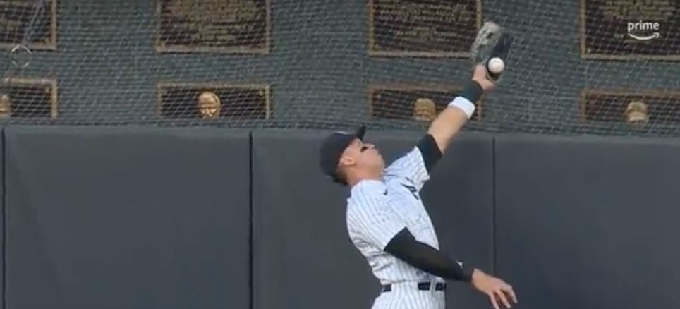 ▲洋基隊「法官」Aaron Judge沒收大谷翔平全壘打（圖片截自MLB官方推特）