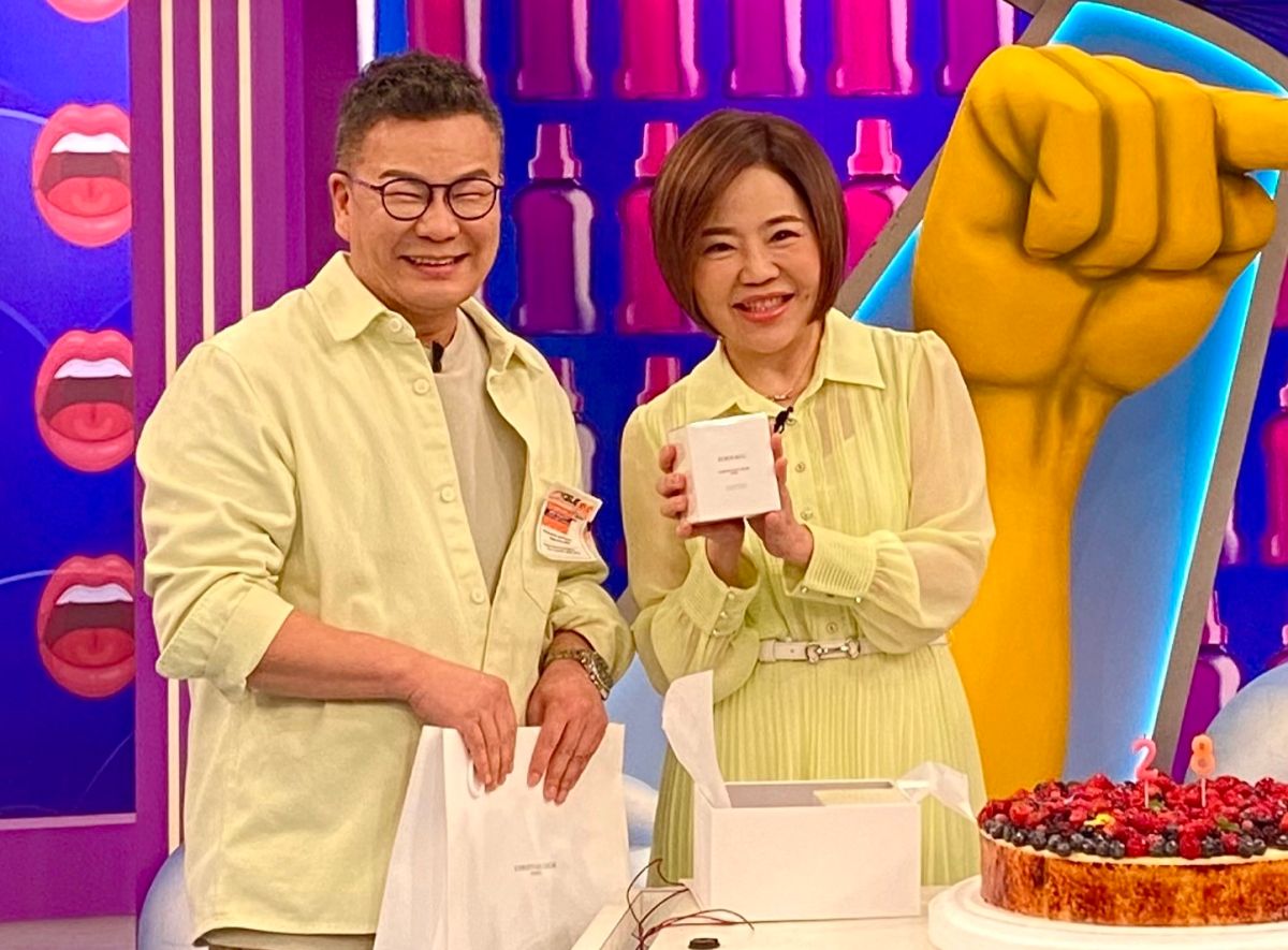 ▲沈玉琳（左）表態力挺于美人參選立委，願意捐贈50萬元台幣政治獻金。（圖／東森提供）